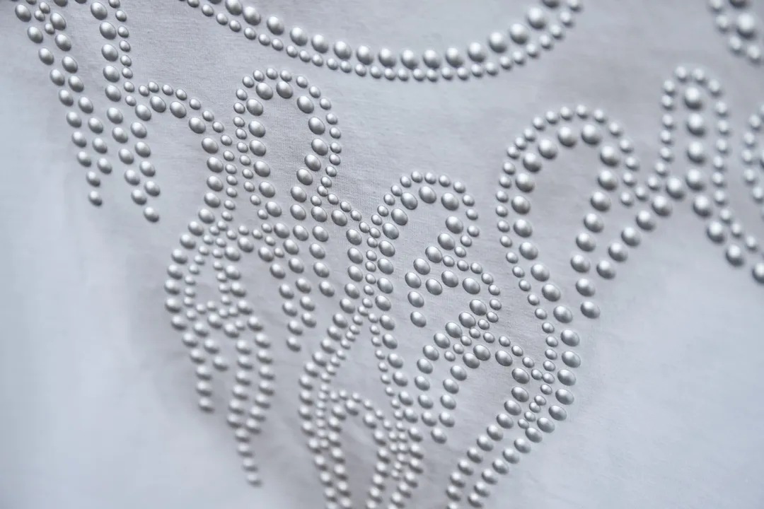 🅿️220 Ch*ome Hearte 25SS new style for early spring, short-sleeved Croix heart diamonds, light luxury, essential item for daily commuting for men and women, correct version, welcome to compare, detailed features · 320g 100% pure cotton double yarn jersey fabric · Special thickened 32 pieces of double-strand 1X1 thread in the same vat custom dyeing · Imported Australian matte pearlescent diamonds ➕ Artificial spray color · Double needle stitching and cross-stitching process · Original main mark, washed tag, brand moisture-proof paper packaging Color: black/white Size: S/M/L/XL